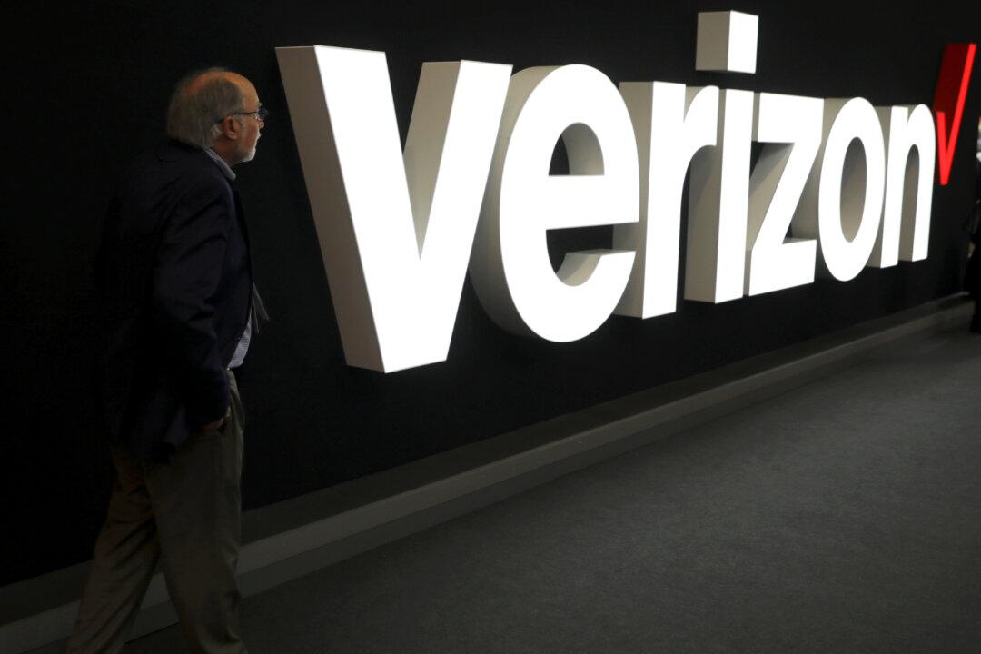 Verizon Raises Profit Forecast, Loses More Phone Subscribers