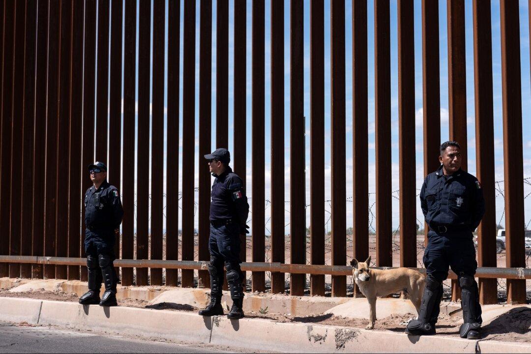 Over 1,300 Migrants Break out of Mexican Detention Facility