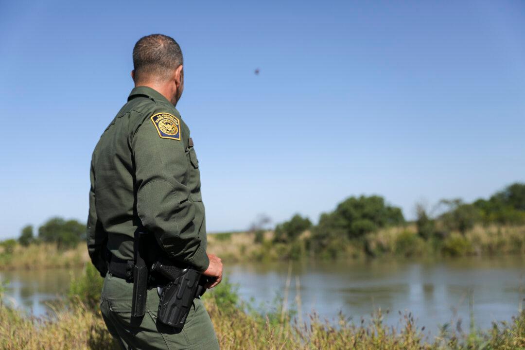 Pentagon to Send 300 More Troops to Southern Border, Updates Policy