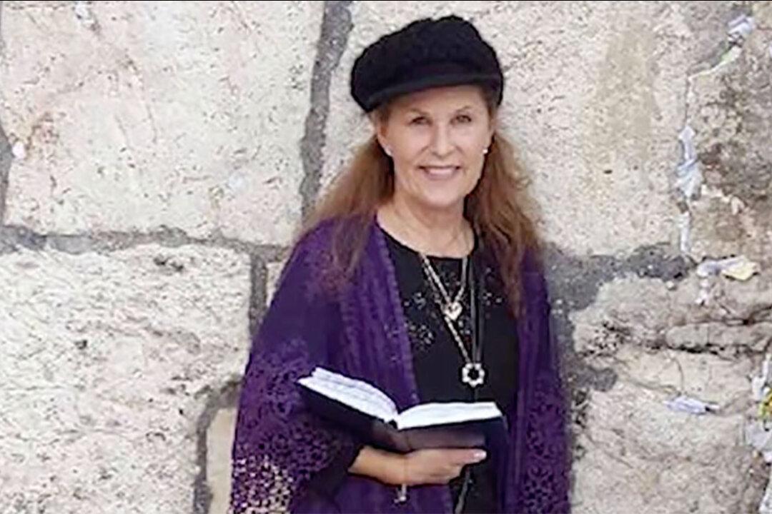 Woman Killed While Protecting Rabbi in Synagogue Shooting
