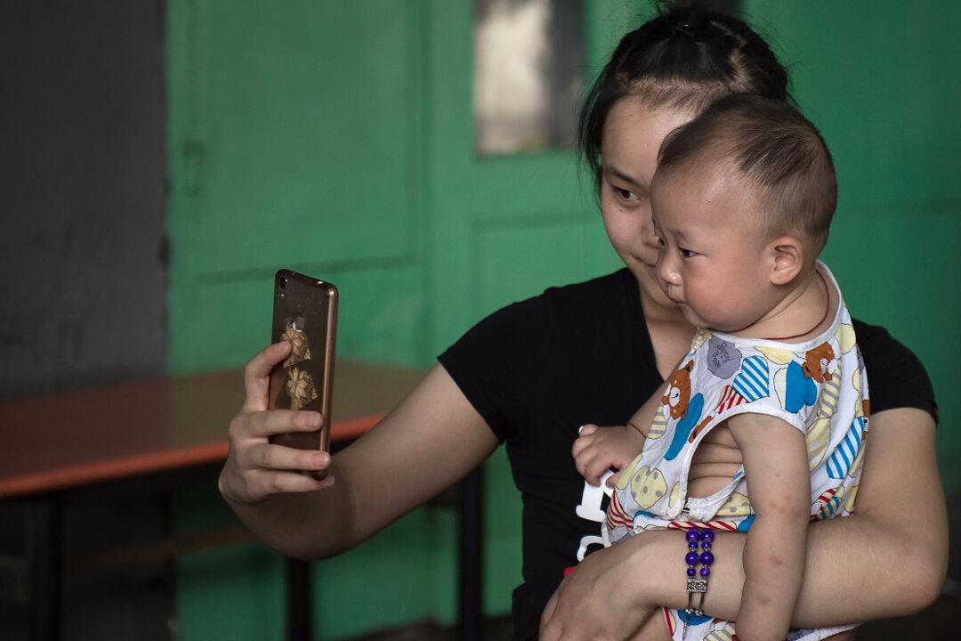 Woman Cheats Ex-Boyfriend out of $90,000 With Photos of Fake Son