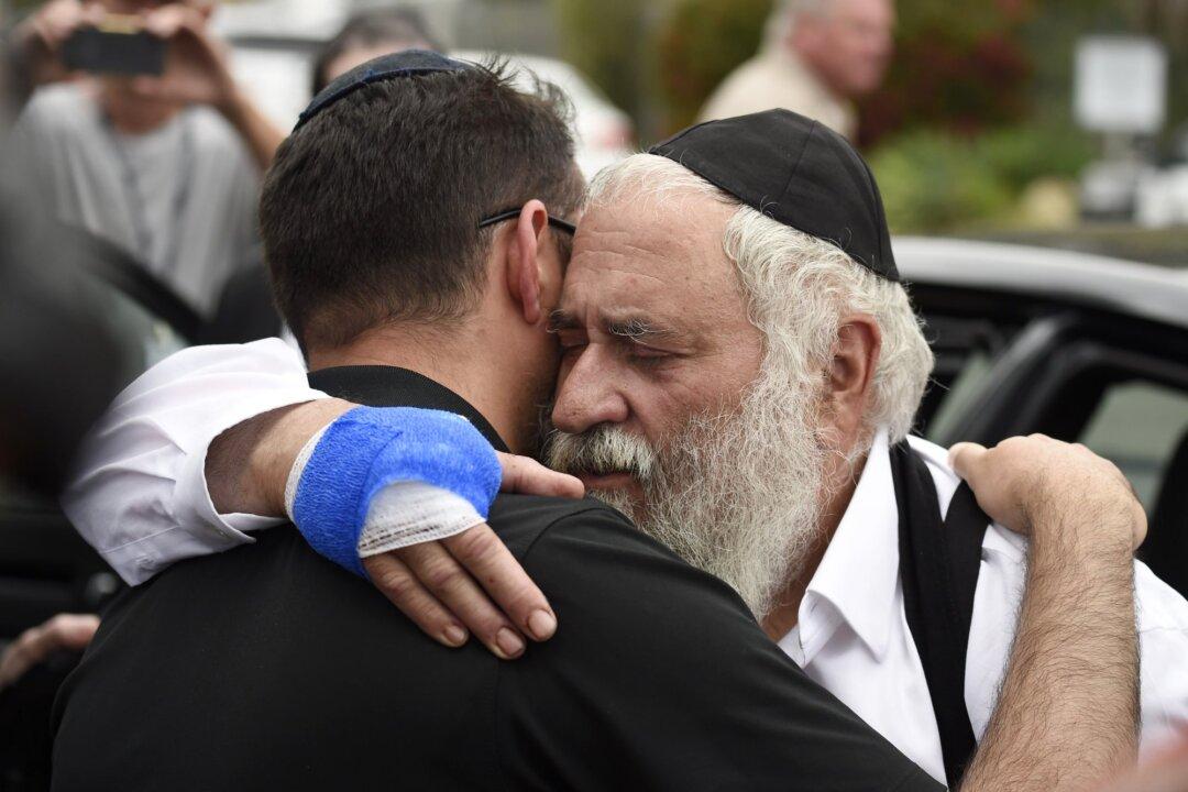 Trump Says He Spoke With Rabbi After Synagogue Shooting, Praises Him as ‘Great Guy’