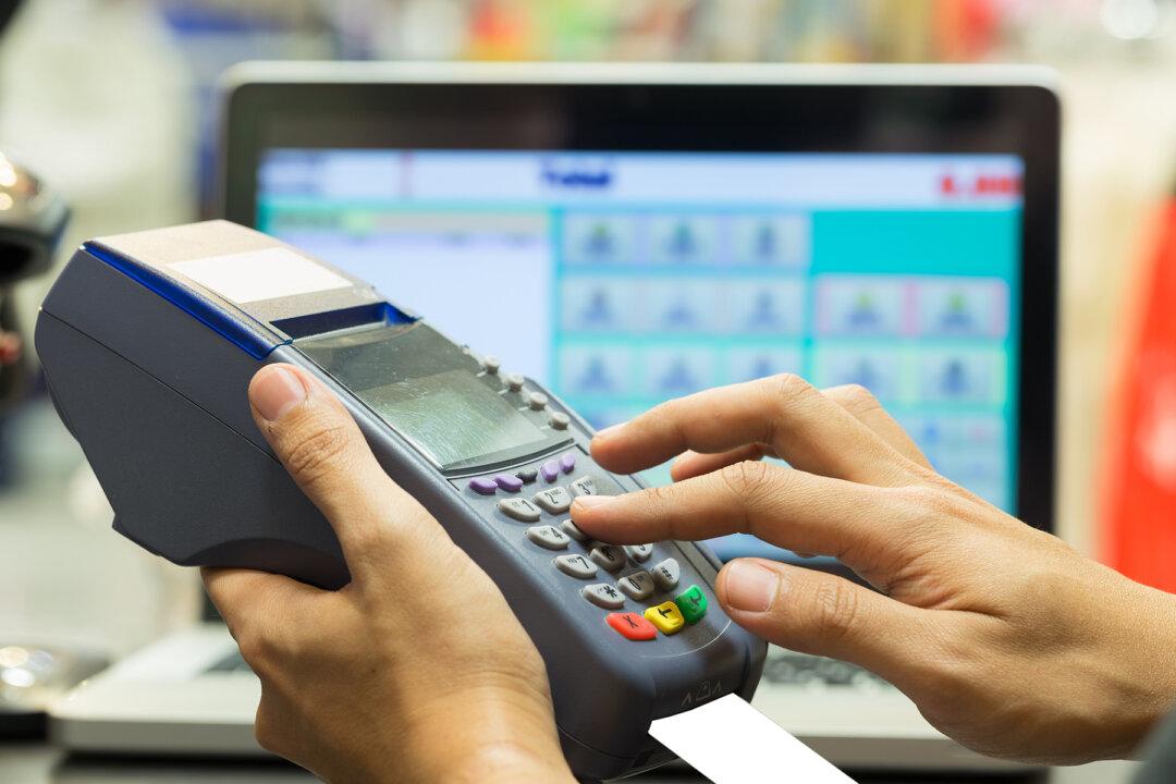 Elderly Man Struggles With Paying, Cashier’s Kind Response Goes Viral