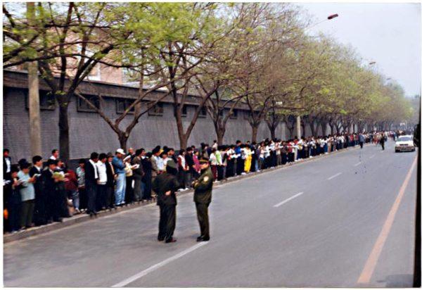 Roughly 10,000 Falun Gong practitioners peacefully appeal outside Zhongnanhai, the central headquarters for the Chinese Communist Party, in Beijing on April 25, 1999. (Minghui.org)