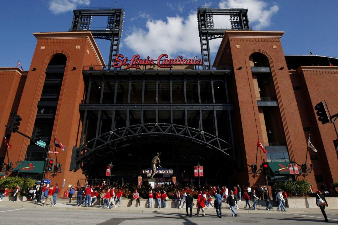Family of Heart Donor Meet Recipient By Chance At St. Louis Baseball Game