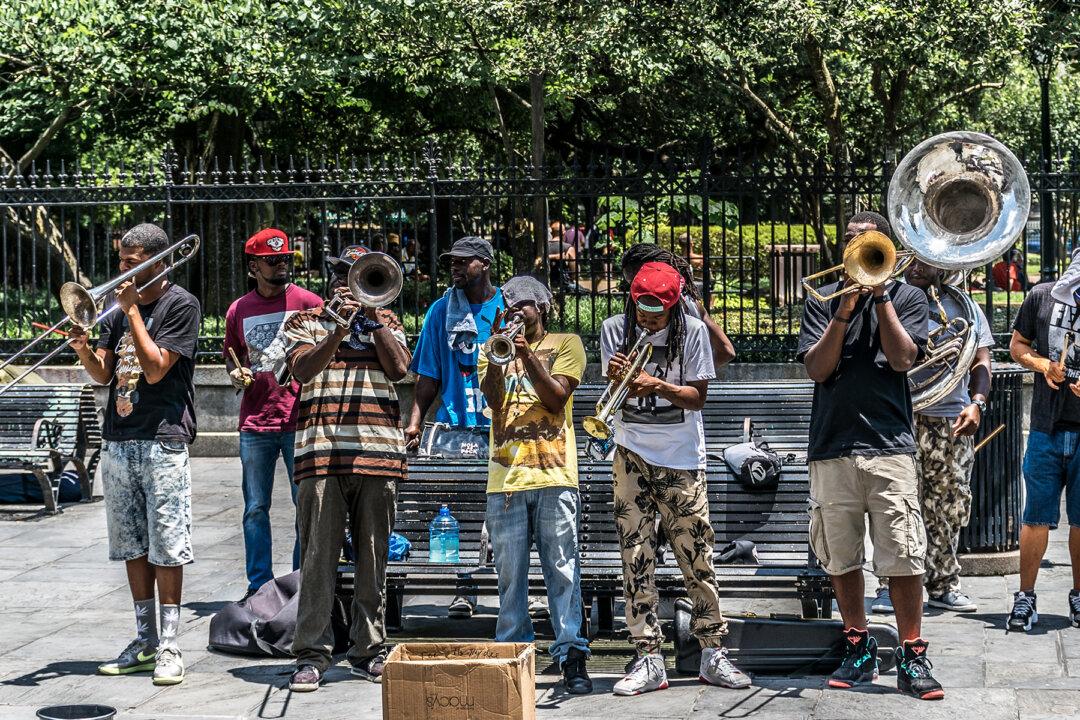 Video of Toddler’s Impromptu Encounter With Street Jazz Band Goes Viral on Facebook