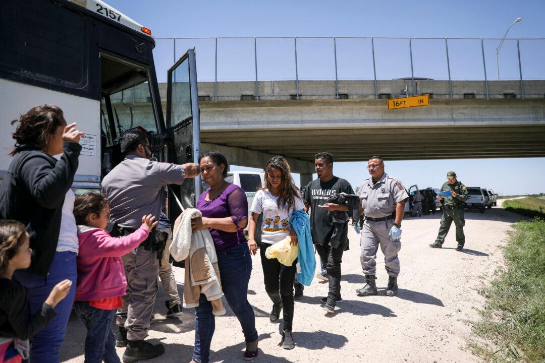 Border Patrol Agents Arrest 11 Human Smugglers, 27 Illegal Aliens Near Texas Border