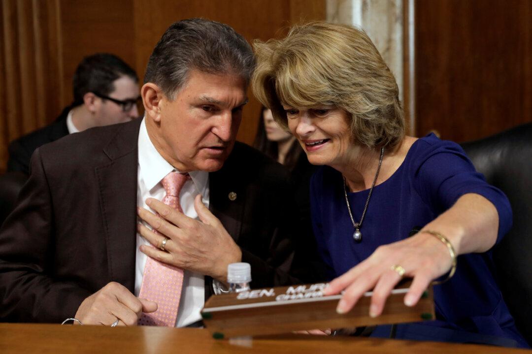 Democrat Sen. Manchin Says He Would Endorse GOP Sen. Lisa Murkowski