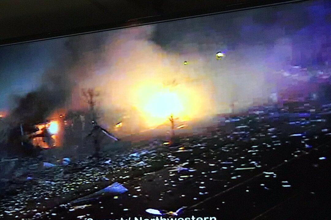 Industrial Plant Explosion Rocks Chicago Suburbs, 4 Injured