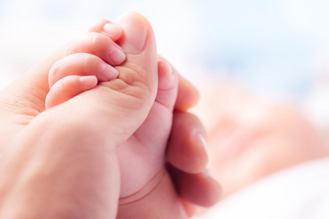 Argentinian Officer Breastfeeds Unattended, Crying Baby Even When Doctors Said He’s ‘Dirty’