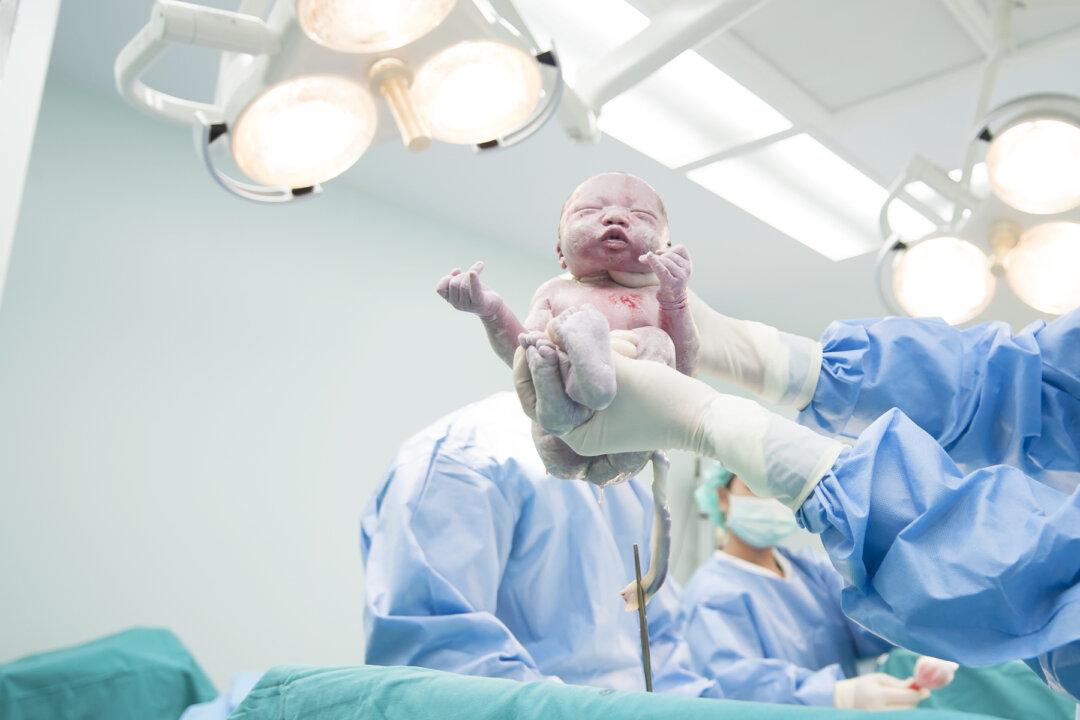 42-Year-Old Mom Gives Birth to Triplets, but Just Then Doctor Exclaims ‘More Feet’