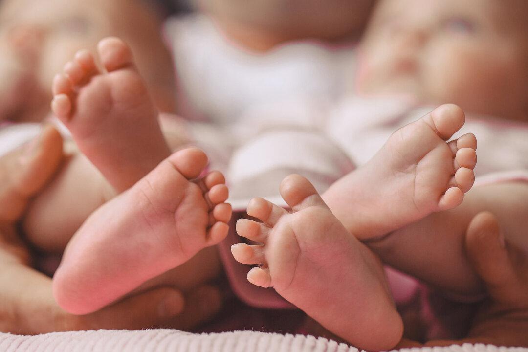Identical Twins Who Love Doing Everything Together Give Birth to Boys Just 3 Hours Apart