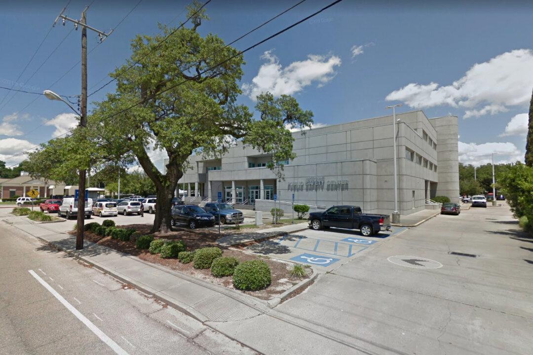 Gunman at Large After Shooting Officer Dead in Front of Mississippi Police Station