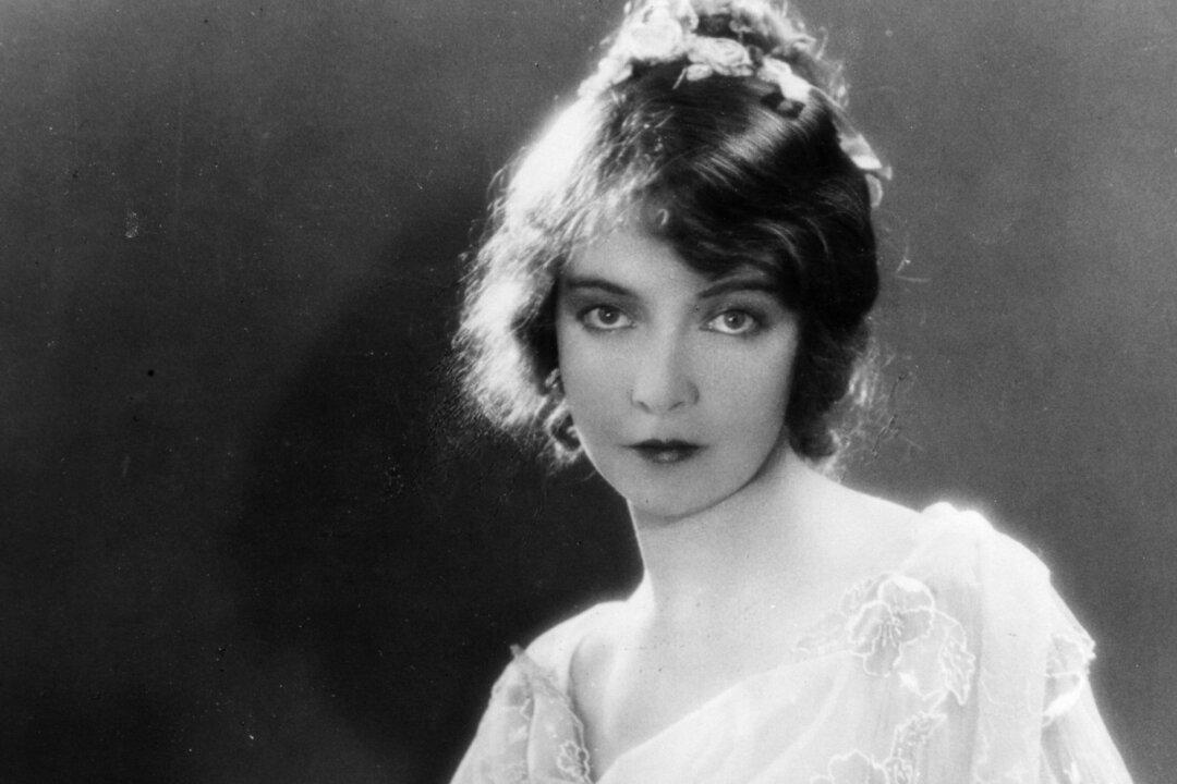 Trustees Vote to Remove Actress’ Name From School Theater