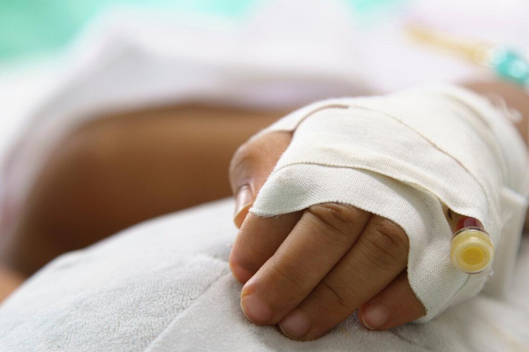 Photo of Dad Curling Up and Sleeping Below Son’s Hospital Bed After Graveyard Shift Goes Viral