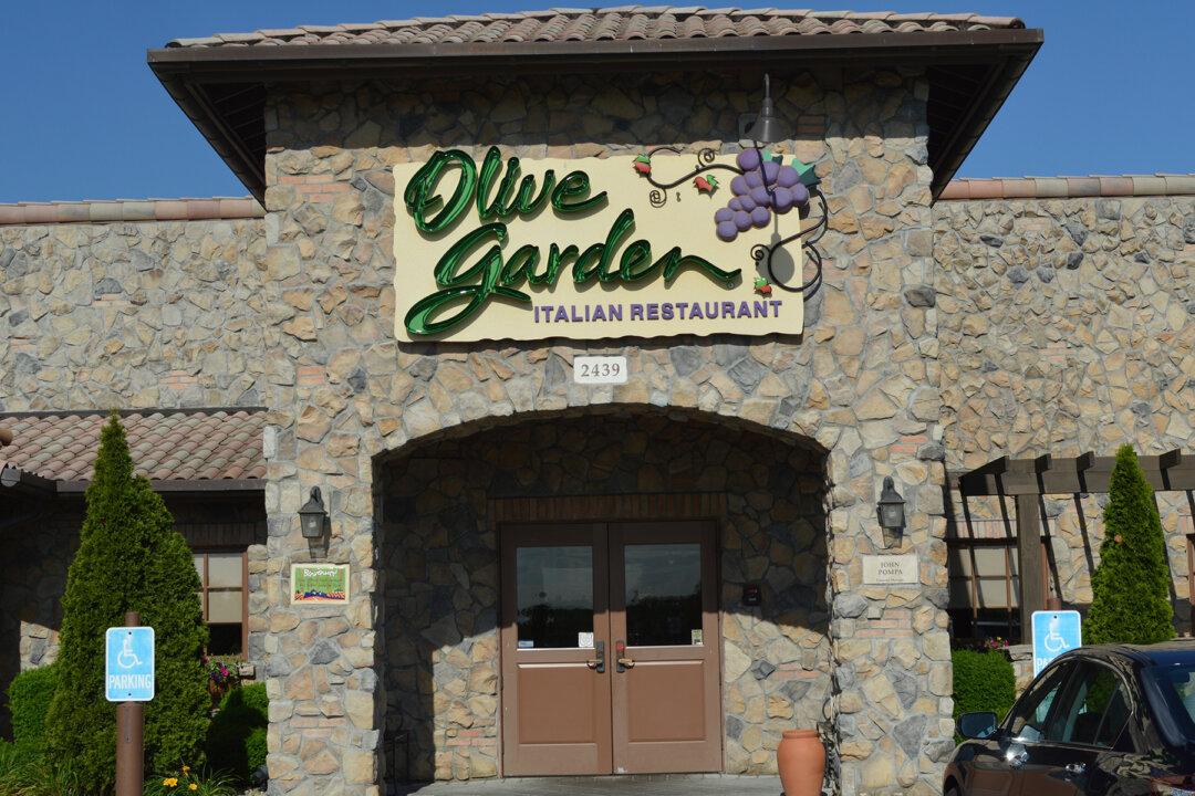 Couple Arrested for Child Abuse After Olive Garden Waitress Posted Photo of Them Online
