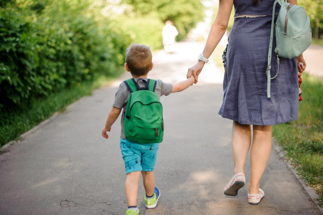 Teen Picks Up Brother From School. When Mom Sees Their Photo Online, Her Heart ‘Explodes’