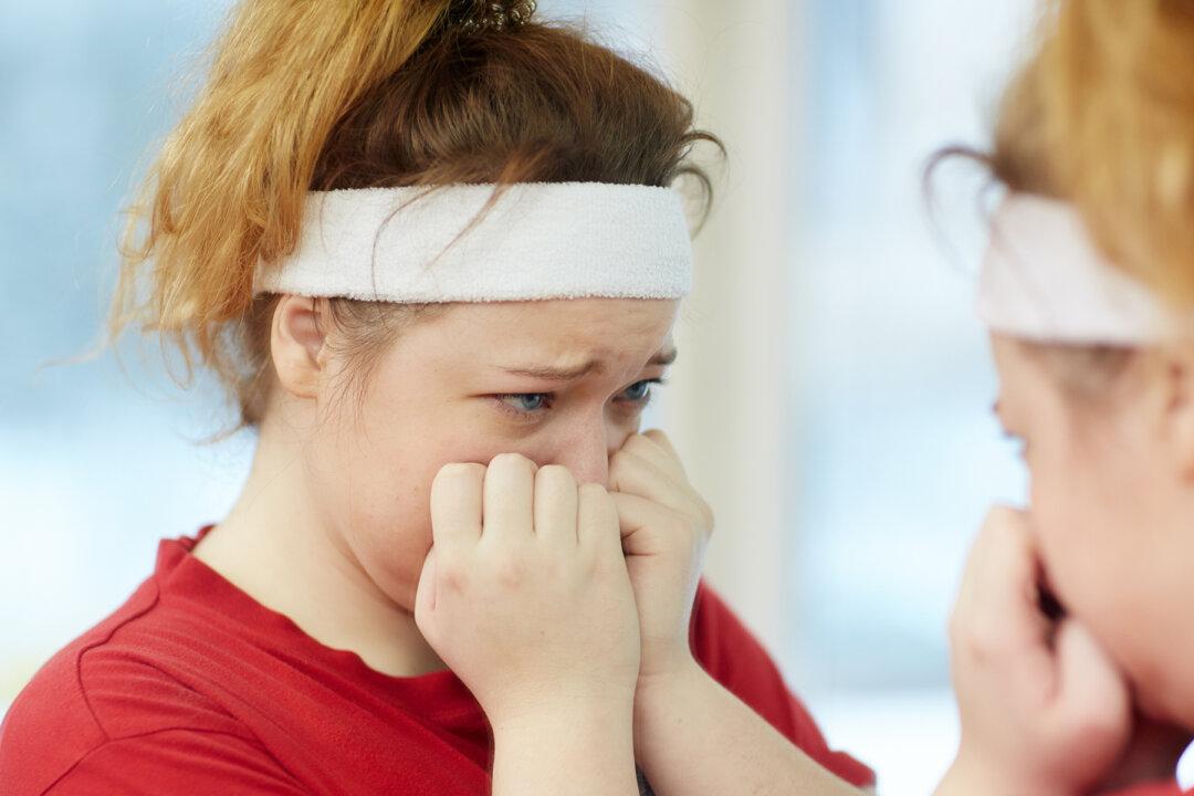 Forceful Mom Publicly Shames Daughter to Lose Weight, Strangers Jump to Defence