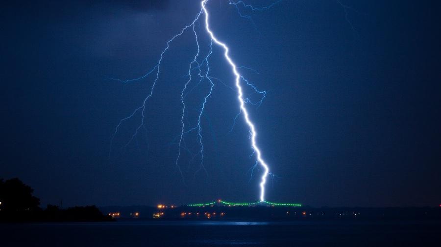 Count it: “Incredible” Lightning Bolt Strikes the Same Place 11 Times in 8 Seconds