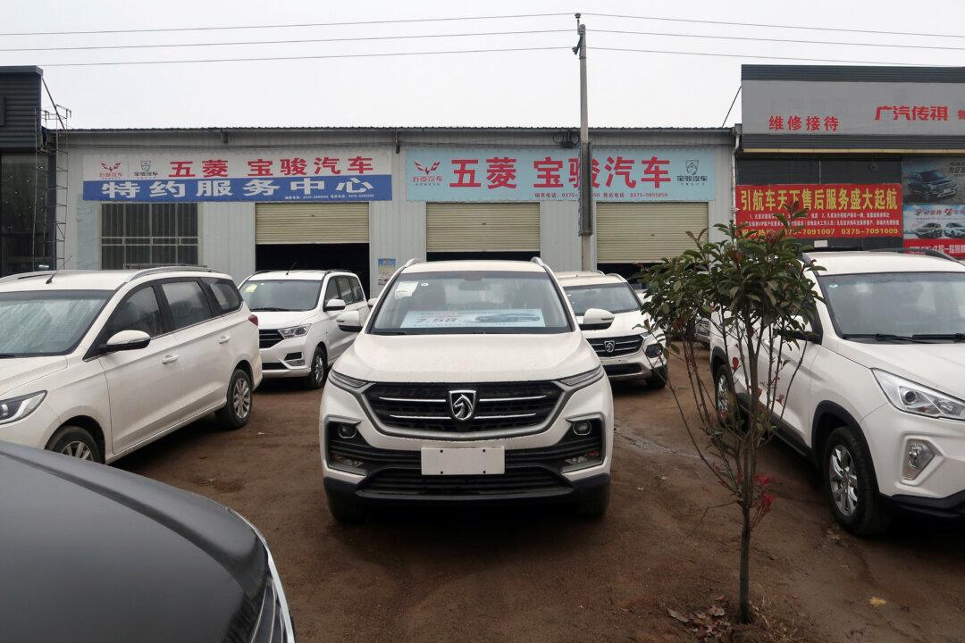 China Auto Sales Fall 14.6 Percent in April, 10th Month of Decline