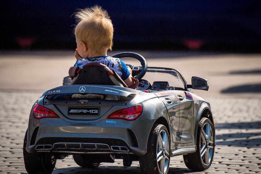Father Blocks Traffic to Let 1-Year-Old Son Drive Toy Car