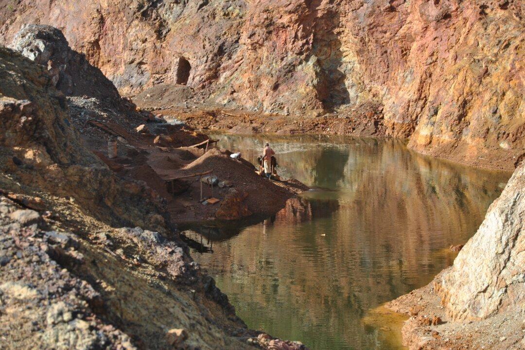 Chinese Companies Deprive Locals of Livelihood in Small-Scale Mining in Africa