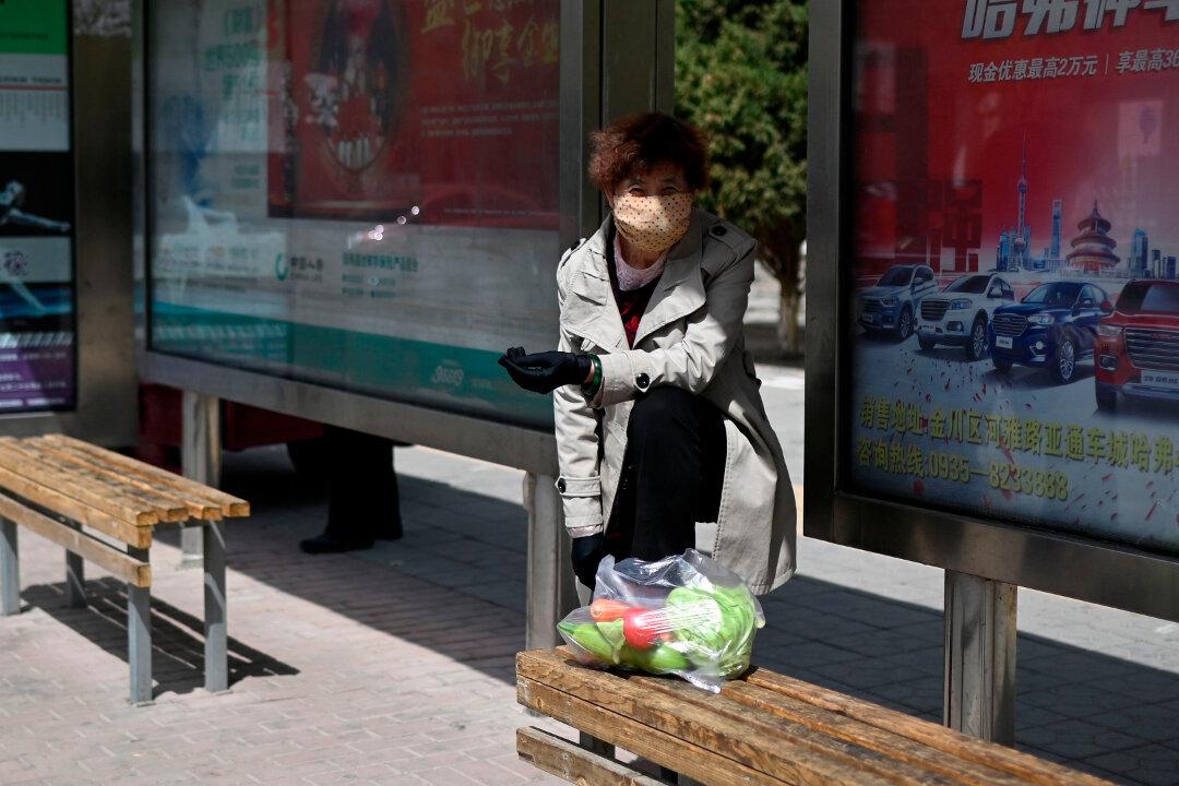 Man’s Ex-wife and Girlfriend Fight on Bus