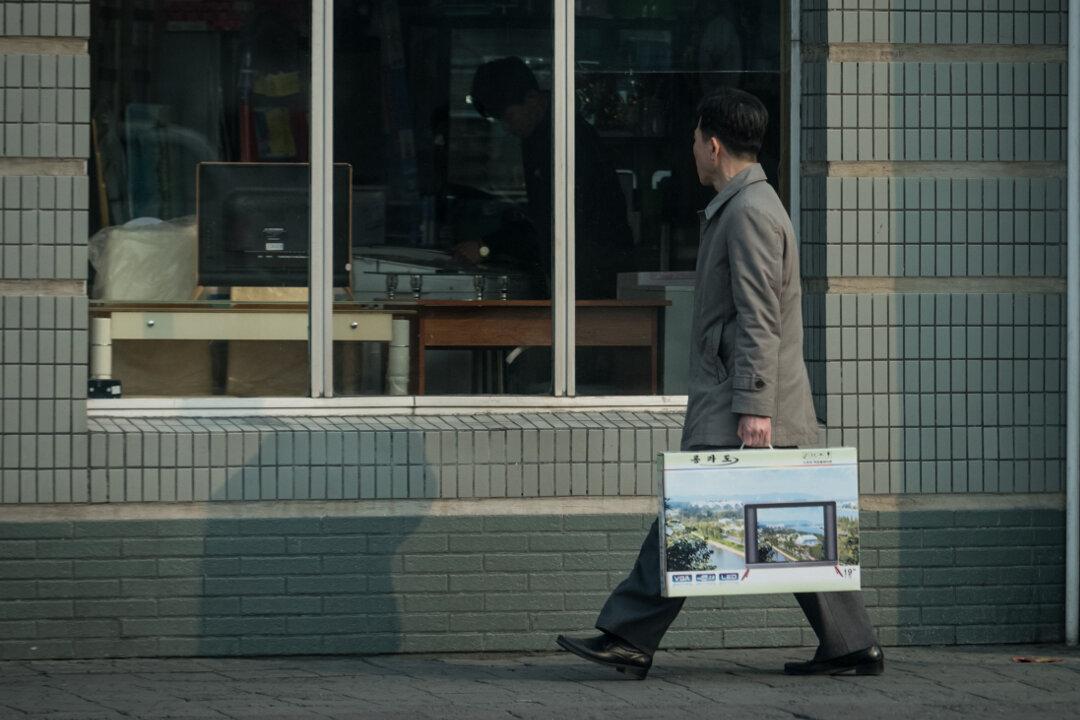 Man Checks Out of Hotel With Room’s Flat Screen TV in Bag