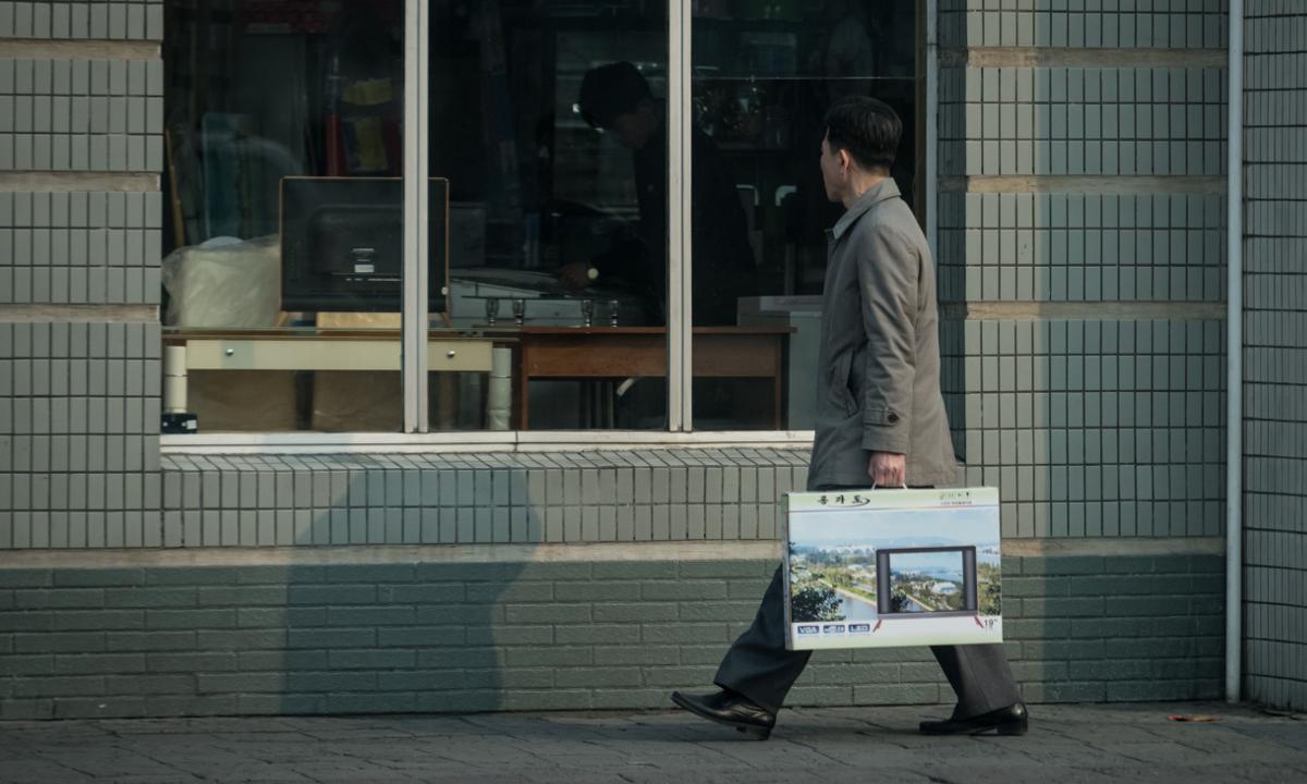 Man Checks Out of Hotel With Room’s Flat Screen TV in Bag
