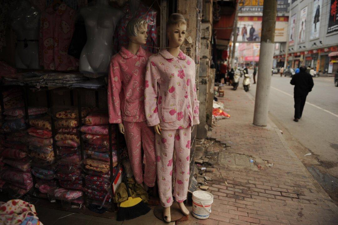 Veiled Figure Gives Embarrassing Surprise to Chinese Police