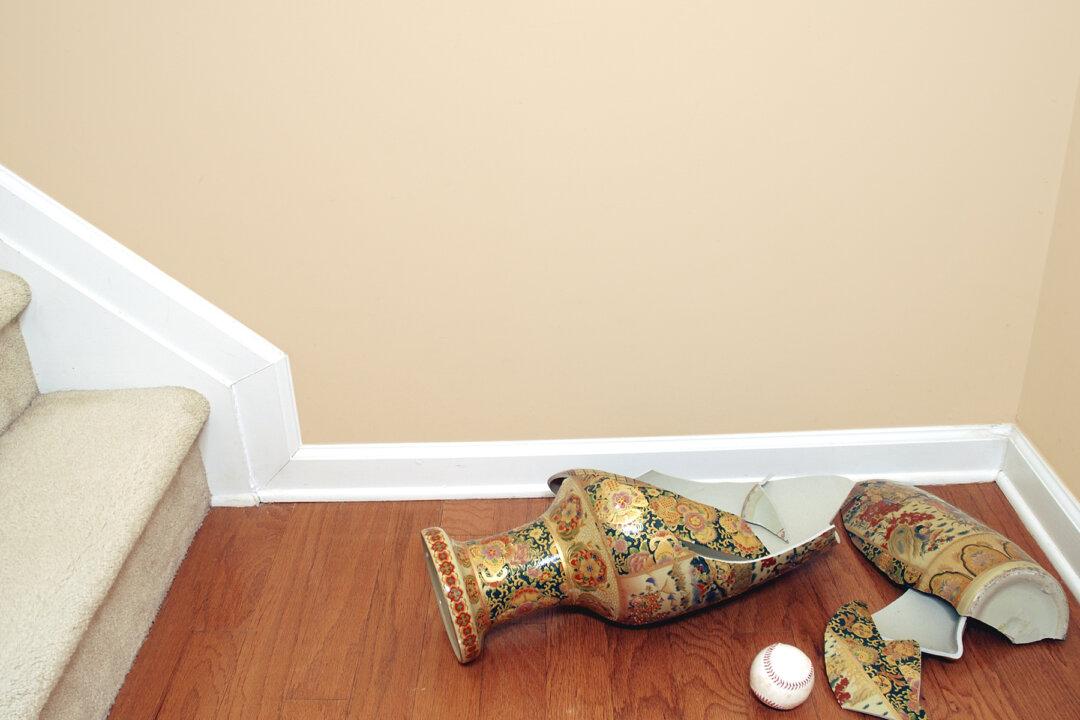 Daughter Accidentally Breaks Chinese Vase, Discovers Dad’s Secret Stash–Then He Fesses Up