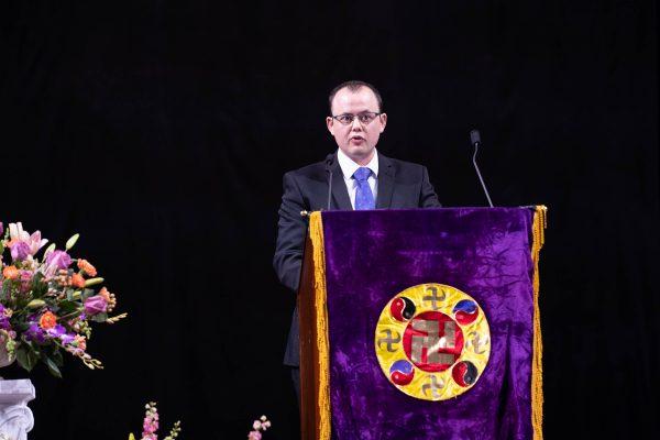 Rob Gray, a Falun Dafa practitioner from the United Kingdom, speaks at the conference at the Barclays Center in Brooklyn, N.Y., on May 17, 2019. (Larry Dye/The Epoch Times)