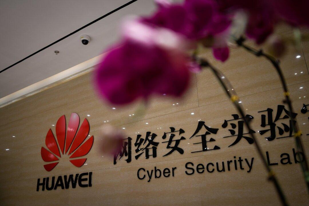 US Eases Restrictions on China’s Huawei, Gives Telecomm Companies Time to Adjust