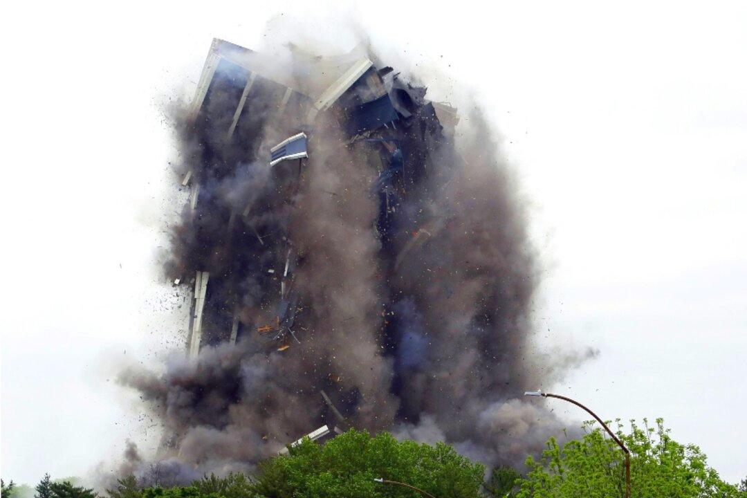 Video: Defunct Steelmaker’s 21-story Headquarters Imploded