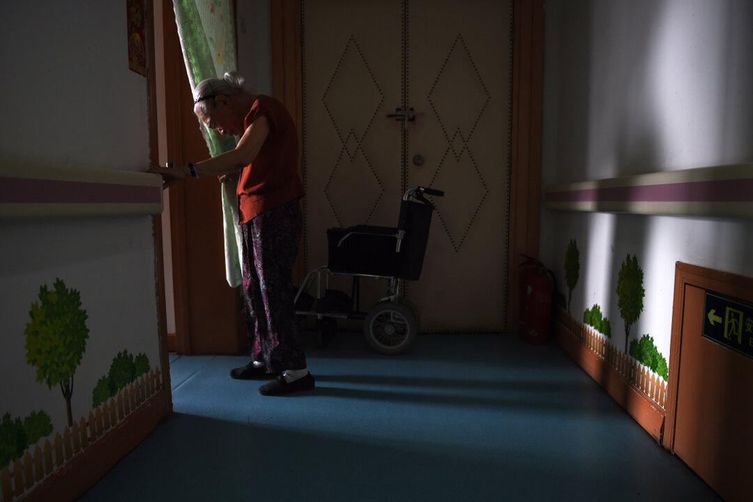 Nurse Ties Elderly Woman to Bed, Family Described It as ‘Torture’