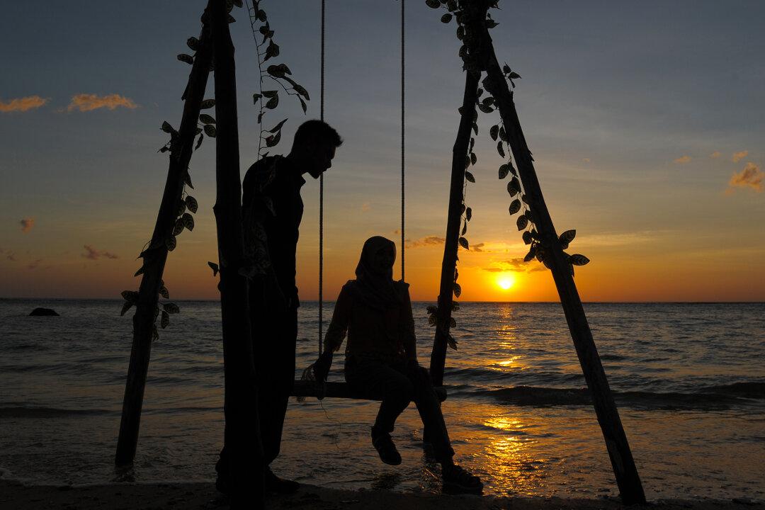 Romantic Couples Dazzled by Glowing Blue Ocean Waves, the Cause May Surprise You