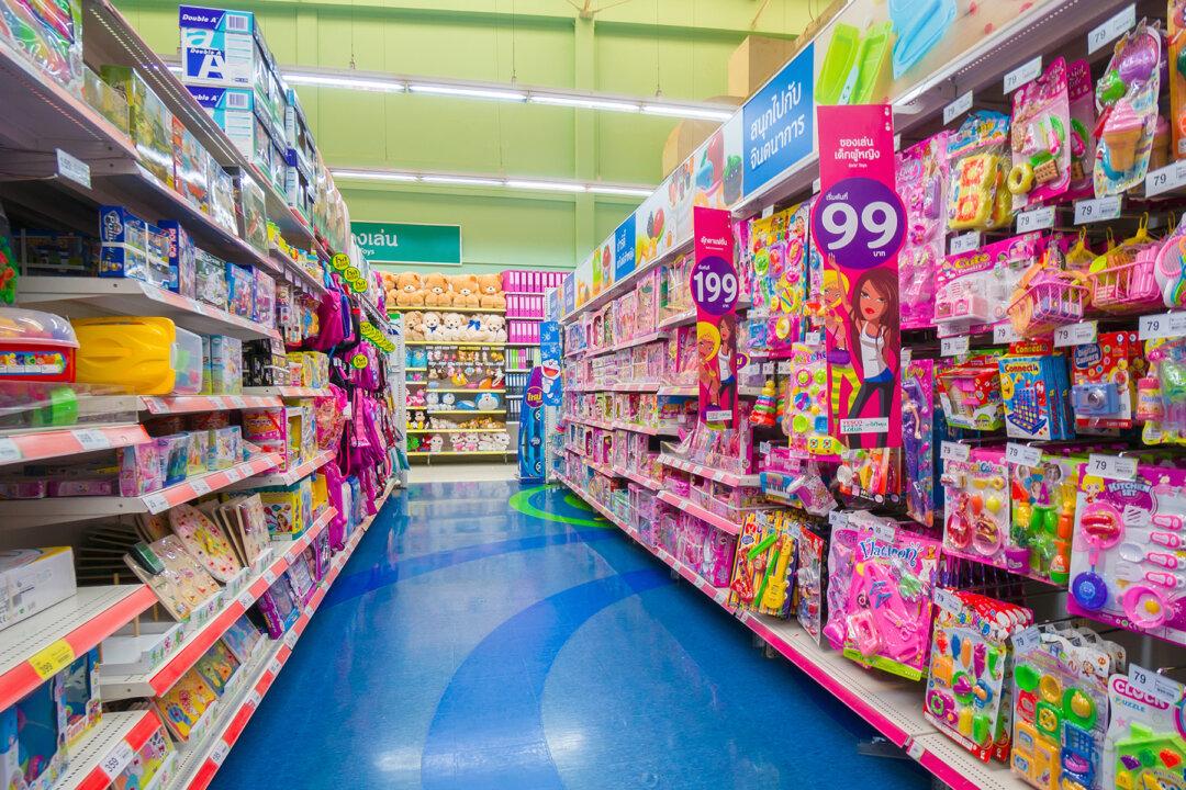 Dad Has Unpredictable Response to His Son’s Choice of Birthday Gift, Video Goes Viral