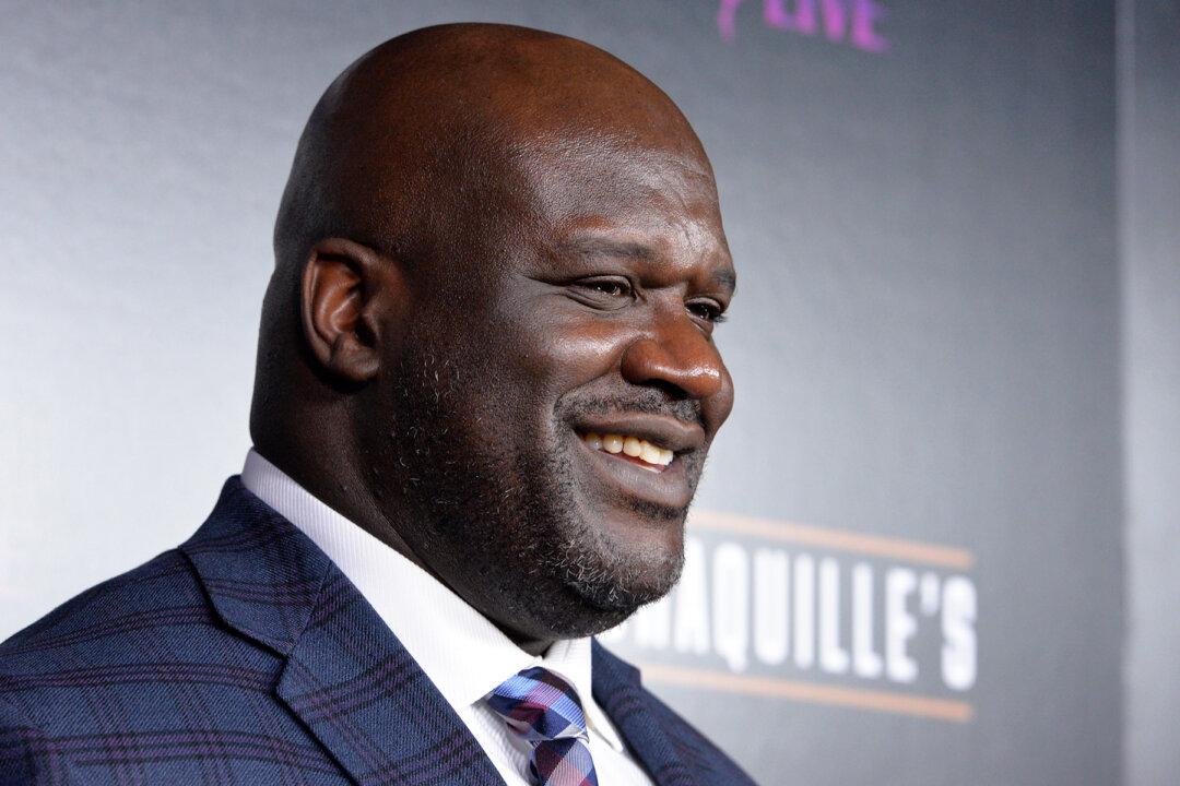 Shaq Buys 10 Pairs of Shoes for Struggling Mom’s 13-Year-Old Who Wears Size-18 Shoes