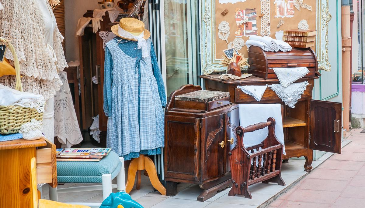 Vet Buys 125-Yr-Old Chest for $100 but Returns It When He Finds ‘Treasure-Filled Secret Drawer’