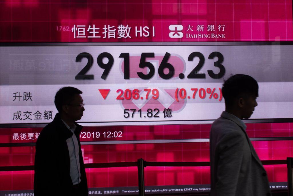 Global Investors Flee Chinese Stocks at Fastest Pace Since 2015