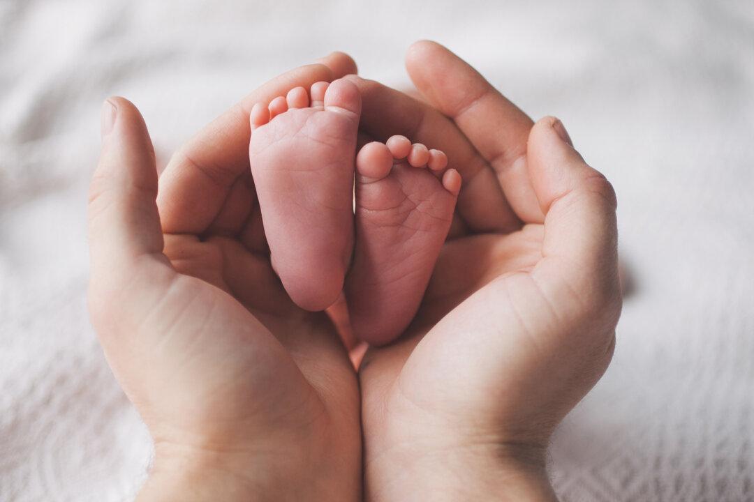 California Mom Gives Birth to Baby on Staircase 2 Weeks After Finding Out She’s Having Twins