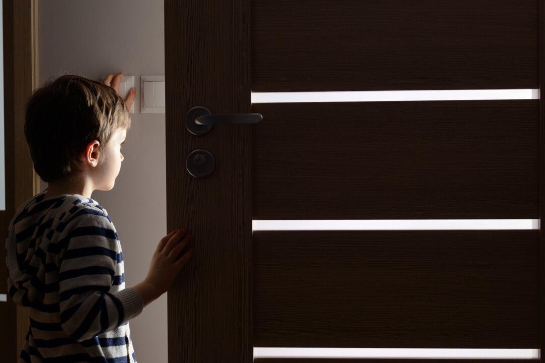 Kids Ignore Parents’ Warning and Open Door When Stranger Says He’s ‘Mommy’s Friend’