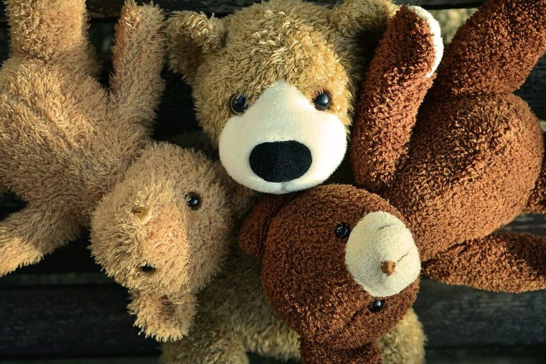 ‘Is That Your Son in the Machine?’ 3-Year-Old Squeezes His Body Into Claw Machine, Gets Stuck