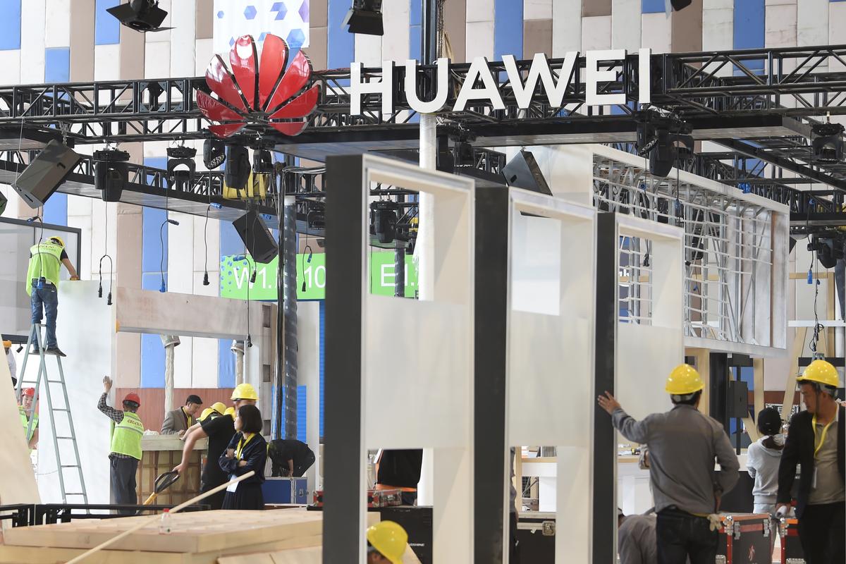 Huawei Shipments Could Fall by Up to a Quarter This Year: Analysts