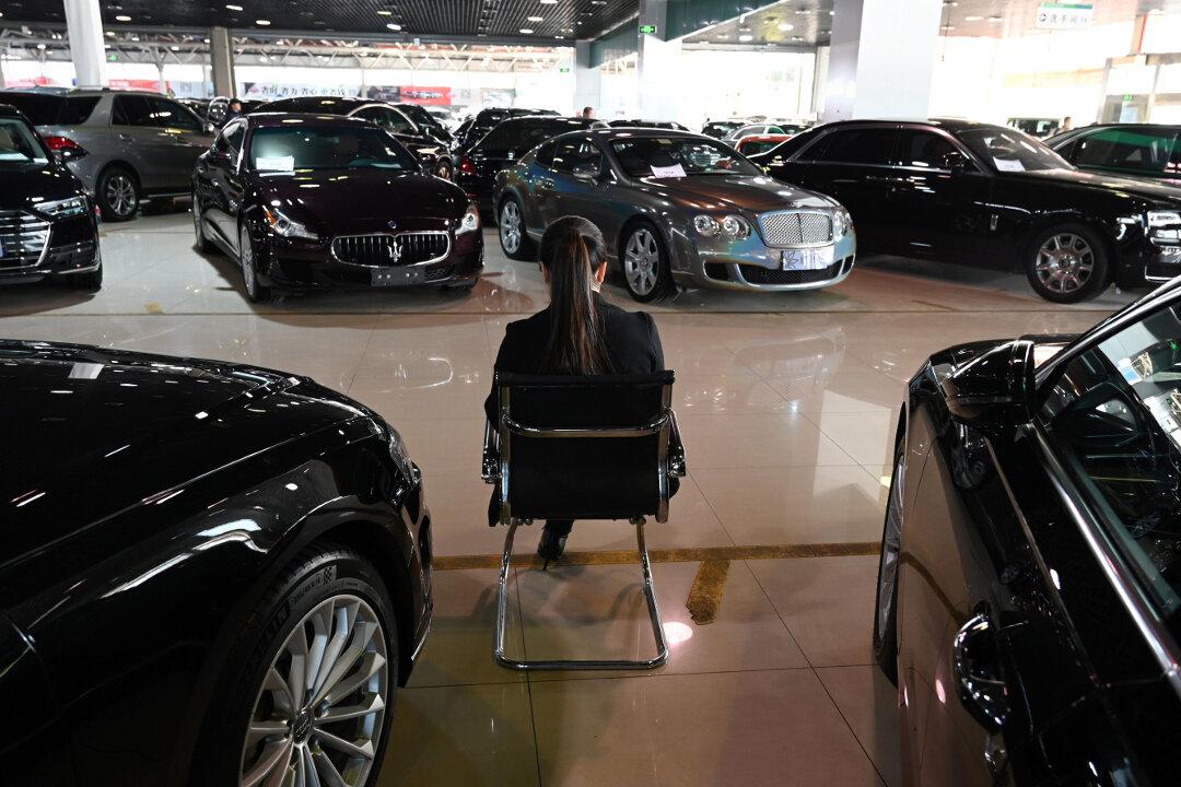 Woman Uses Over 130,000 Yuan Coins to Pay for New Car