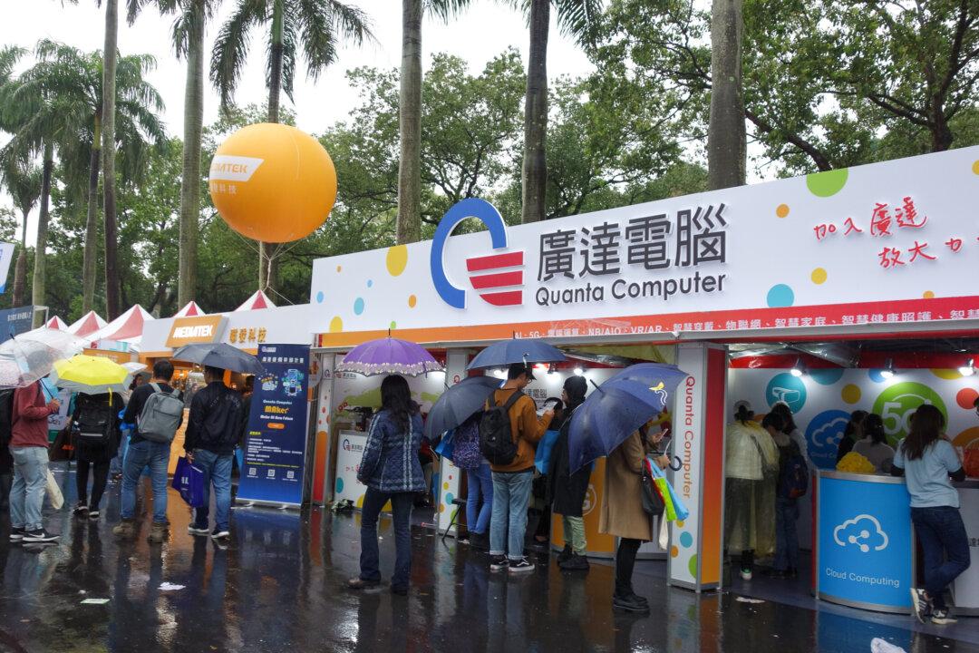 Beijing Courts Taiwanese College Students With All-Expenses-Paid Tours to China