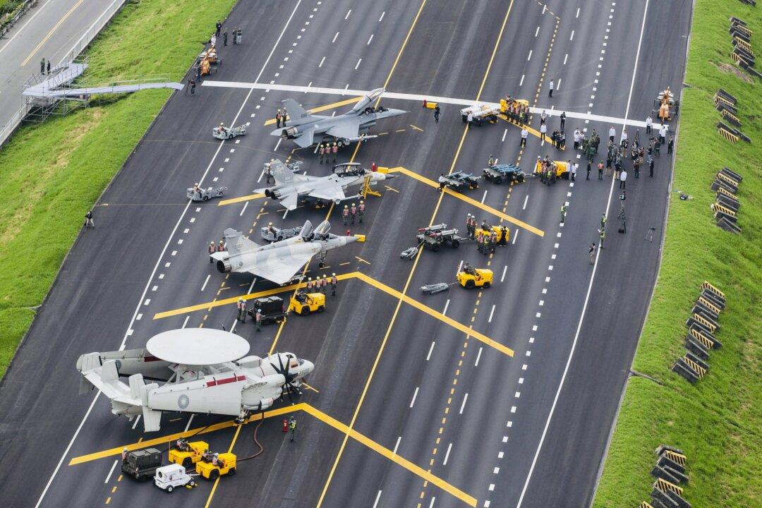 Taiwan Lands Aircraft on Highway as Part of Military Drills to Counter China
