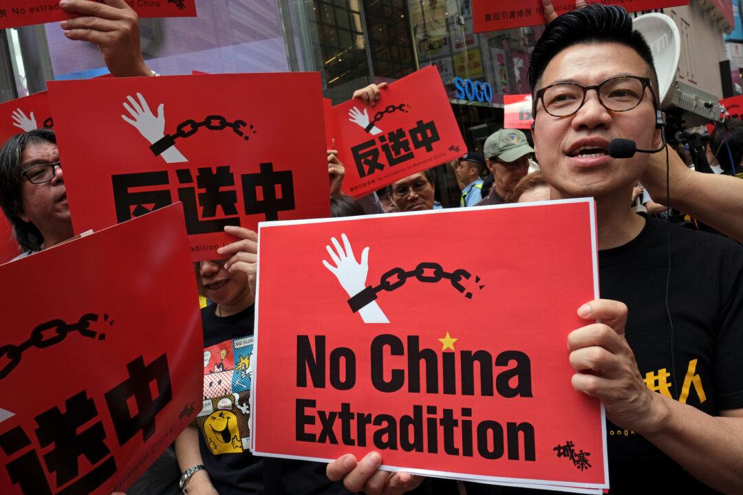 Hong Kong Lawyers Protest ‘Polarizing’ Extradition Bill in Rare March