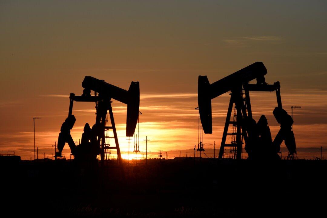 Oil Falls 4 Percent as US Inventories Decline Less Than Expected