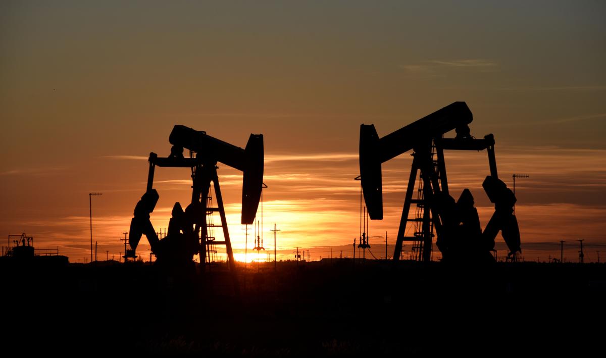 Oil Falls 4 Percent as US Inventories Decline Less Than Expected